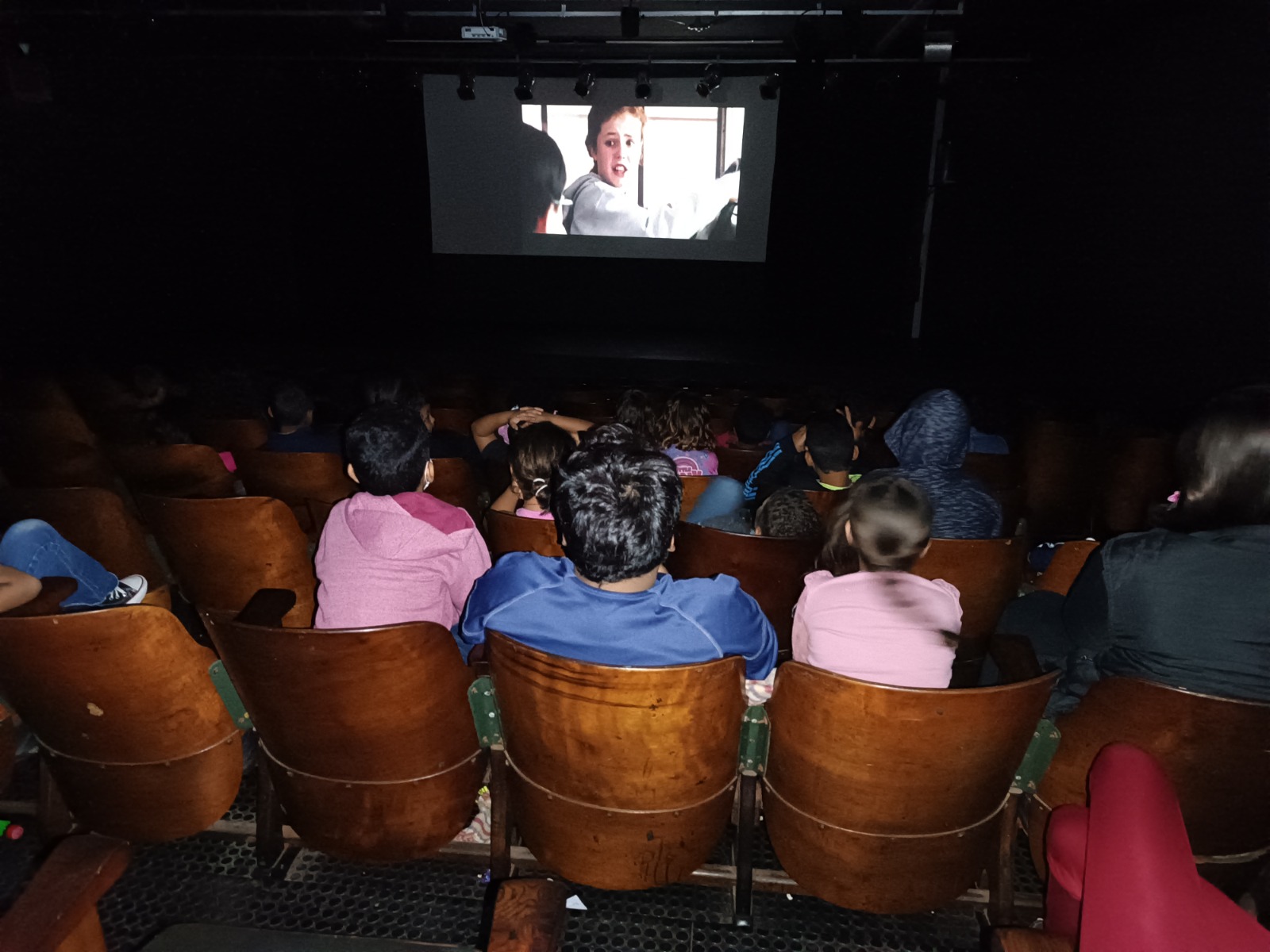CRIANÇAS ASSISTEM CLIFFORD: O CÃO GICANTE NO CINE MUNICIPAL