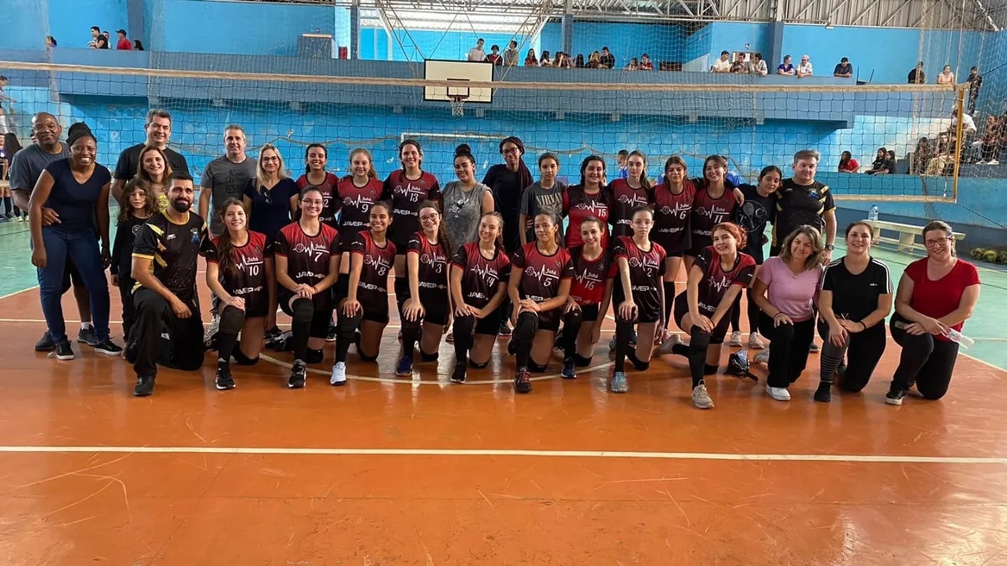 EQUIPE FEMININA SUB-19 DE VÔLEI ESTREIA NA LIGA AABR