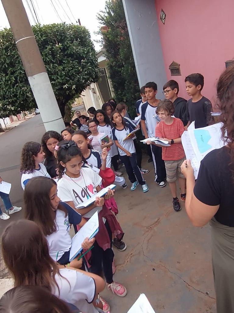 FORA DA SALA DE AULA ESTUDANTES IDENTIFICAM QUESTÕES AMBIENTAIS