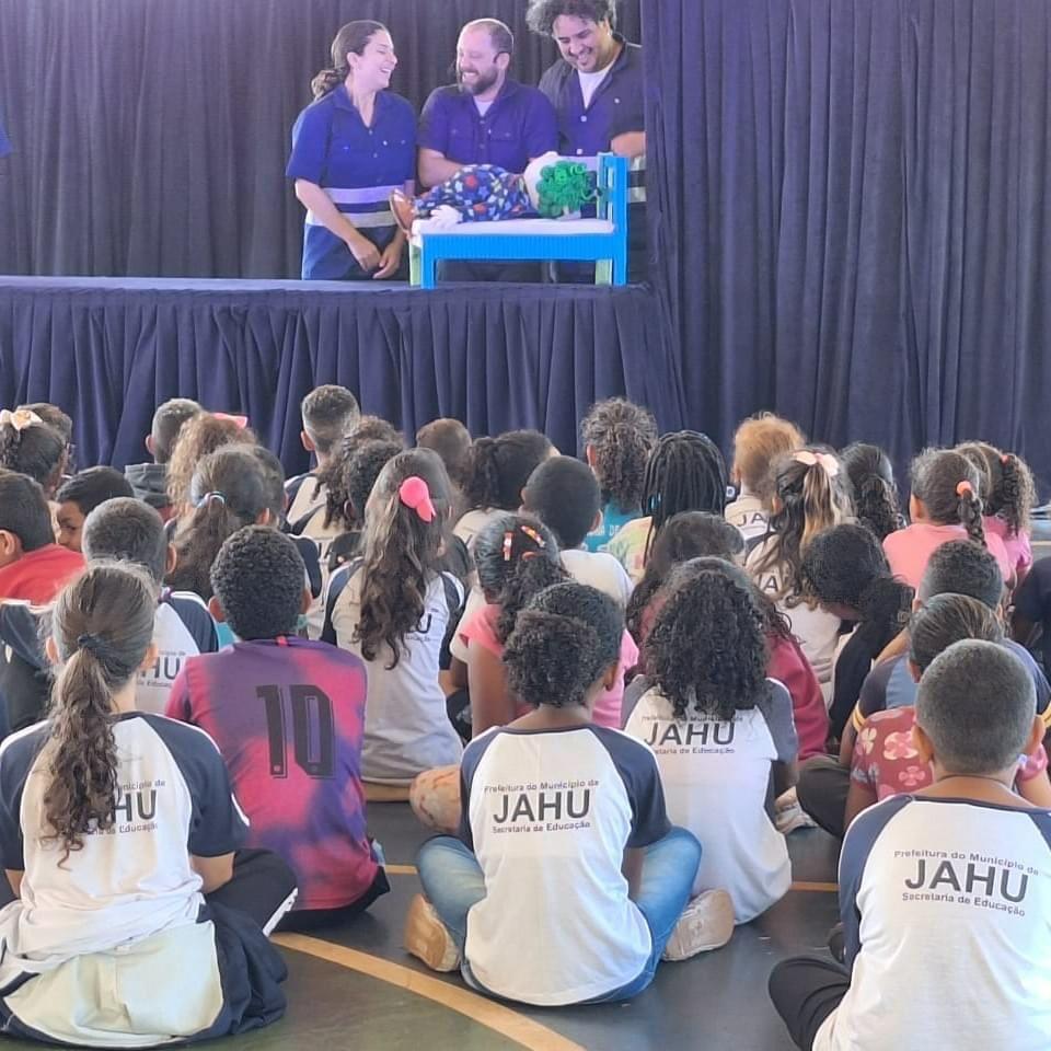 EM SALA DE AULA ESTUDANTES APRENDEM SOBRE TRÂNSITO