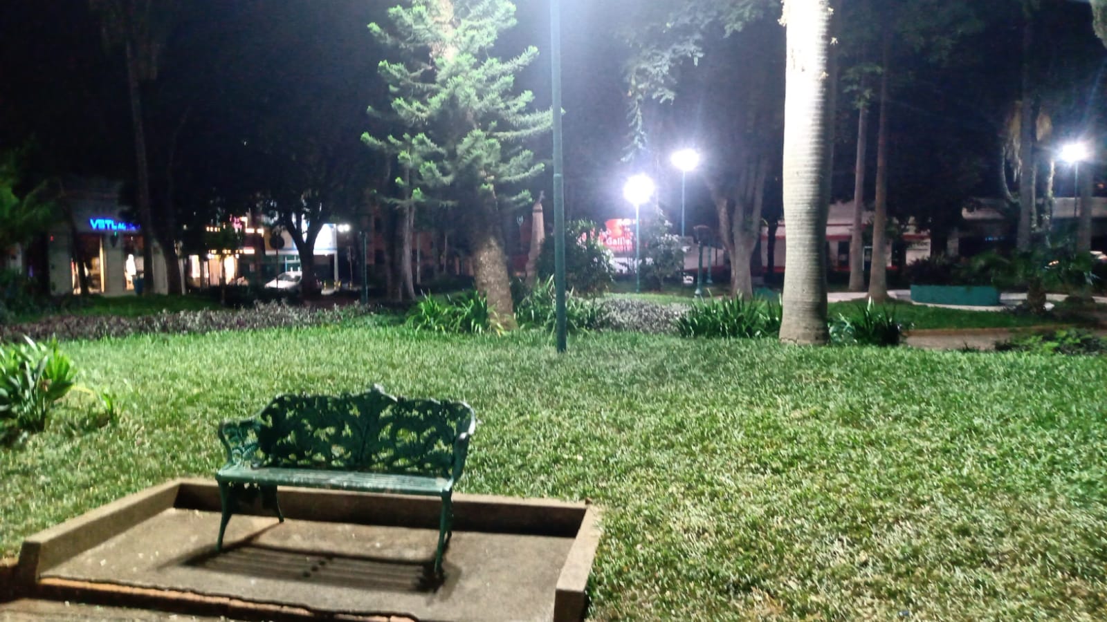 JAHU ILUMINADA - JARDIM DE BAIXO CONTA COM NOVA ILUMINAÇÃO