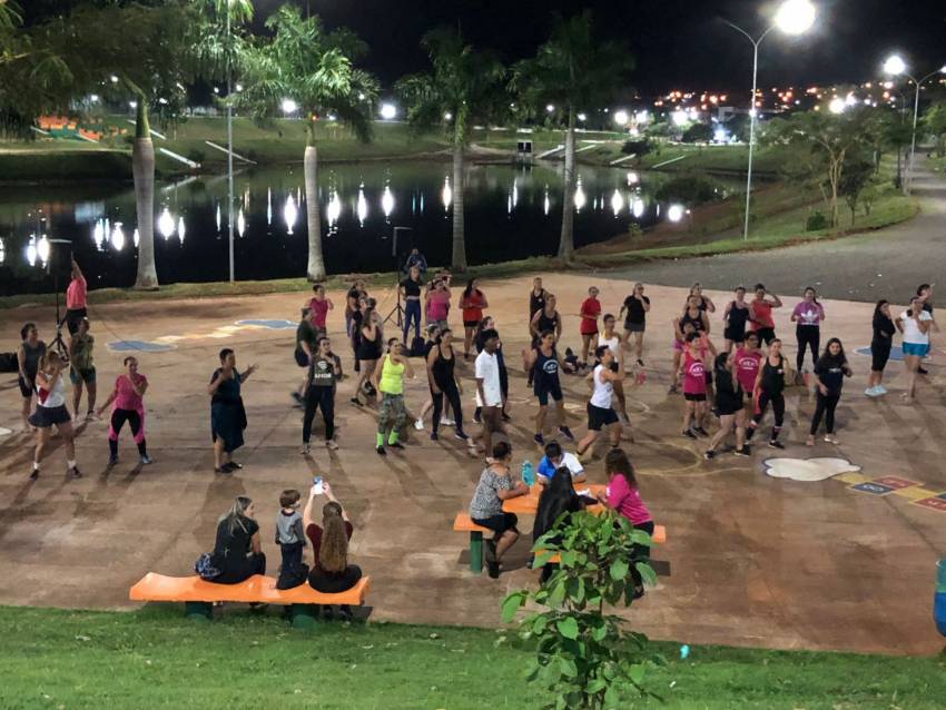 AULÃO CELEBRA DIA DAS MÃES COM MUITA ATIVIDADE FÍSICA