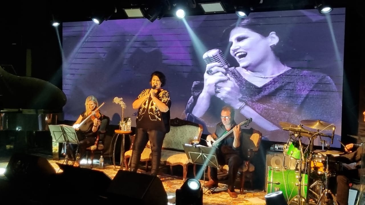 MÚSICAS DE ELIS REGINA EMOCIONAM NO FIM DE SEMANA