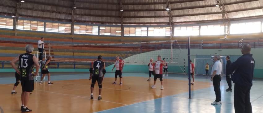 FESTIVAL DA MELHOR IDADE: VÔLEI MASCULINO CONQUISTA DUAS VITÓRIAS
