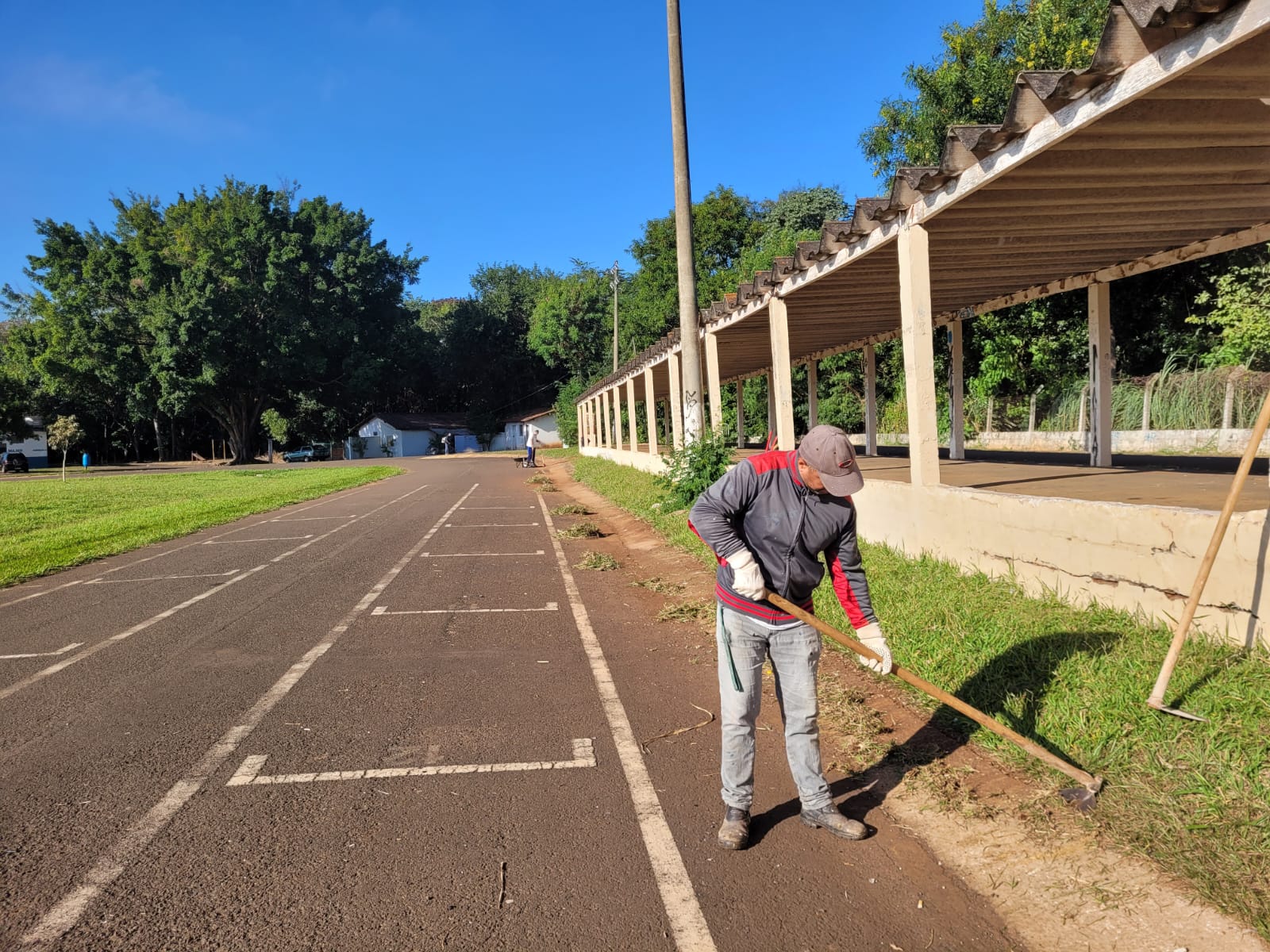 PREFEITURA REALIZA MANUTENÇÃO DO KARTÓDROMO
