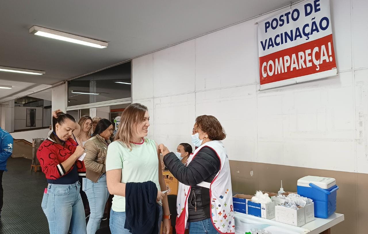 MAIS DE 250 PESSOAS VACINADAS CONTRA GRIPE NO PAÇO MUNICIPAL