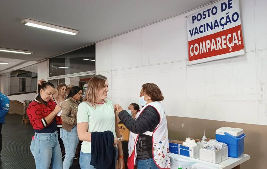 MAIS DE 250 PESSOAS VACINADAS CONTRA GRIPE NO PAÇO MUNICIPAL