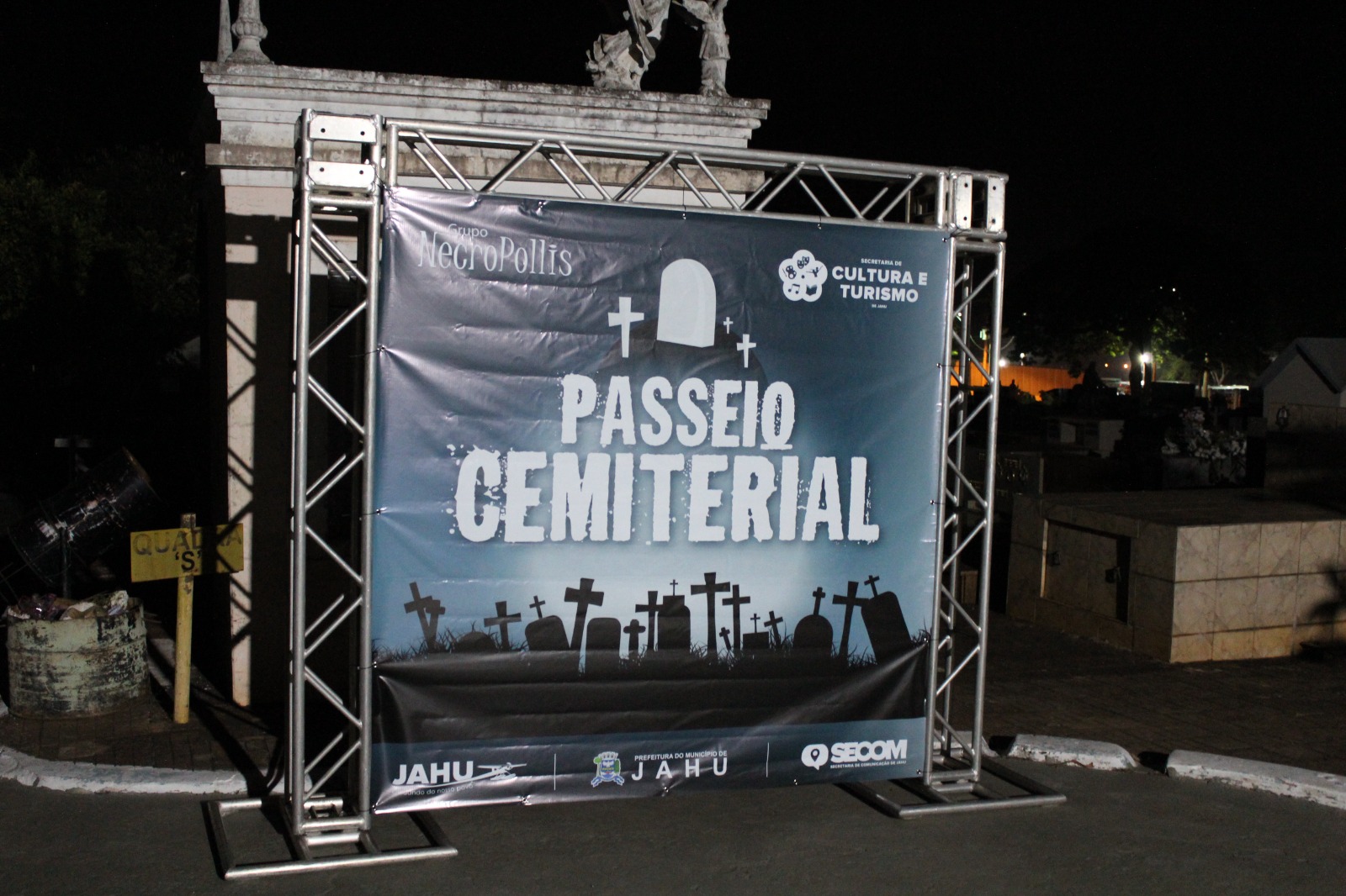 PASSEIO CEMITERIAL NOTURNO ATRAI CENTENAS DE PESSOAS