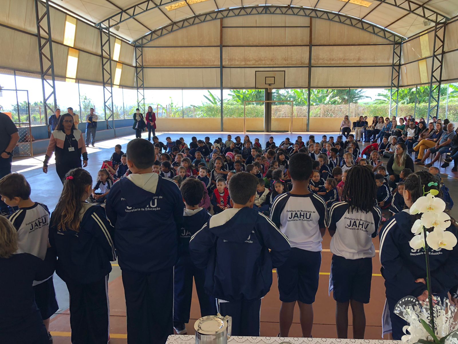 PREFEITURA DE JAHU ENTREGA NOVOS KITS DE UNIFORMES E MATERIAIS ESCOLARES AOS ALUNOS DA REDE MUNICIPAL DE ENSINO