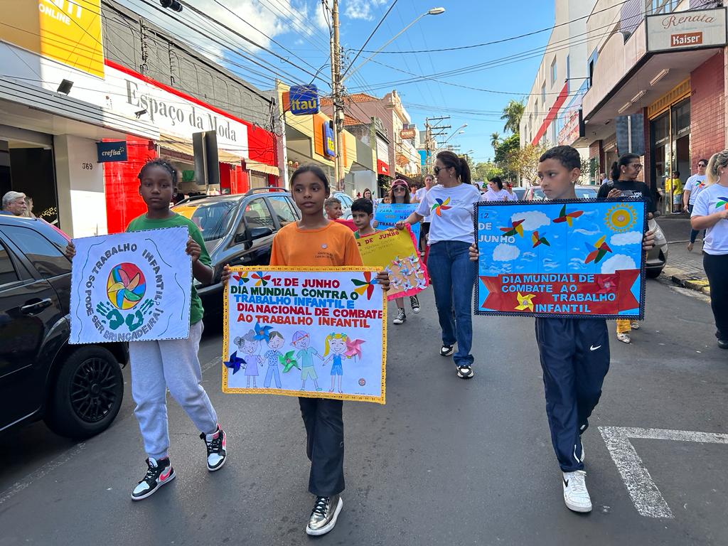 CAMINHADA MARCA O DIA DE COMBATE AO TRABALHO INFANTIL
