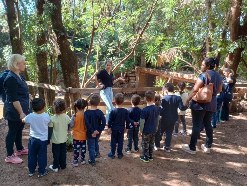 CRIANÇAS DA ESCOLA ABELHA RAINHA VISITAM HORTO MUNICIPAL