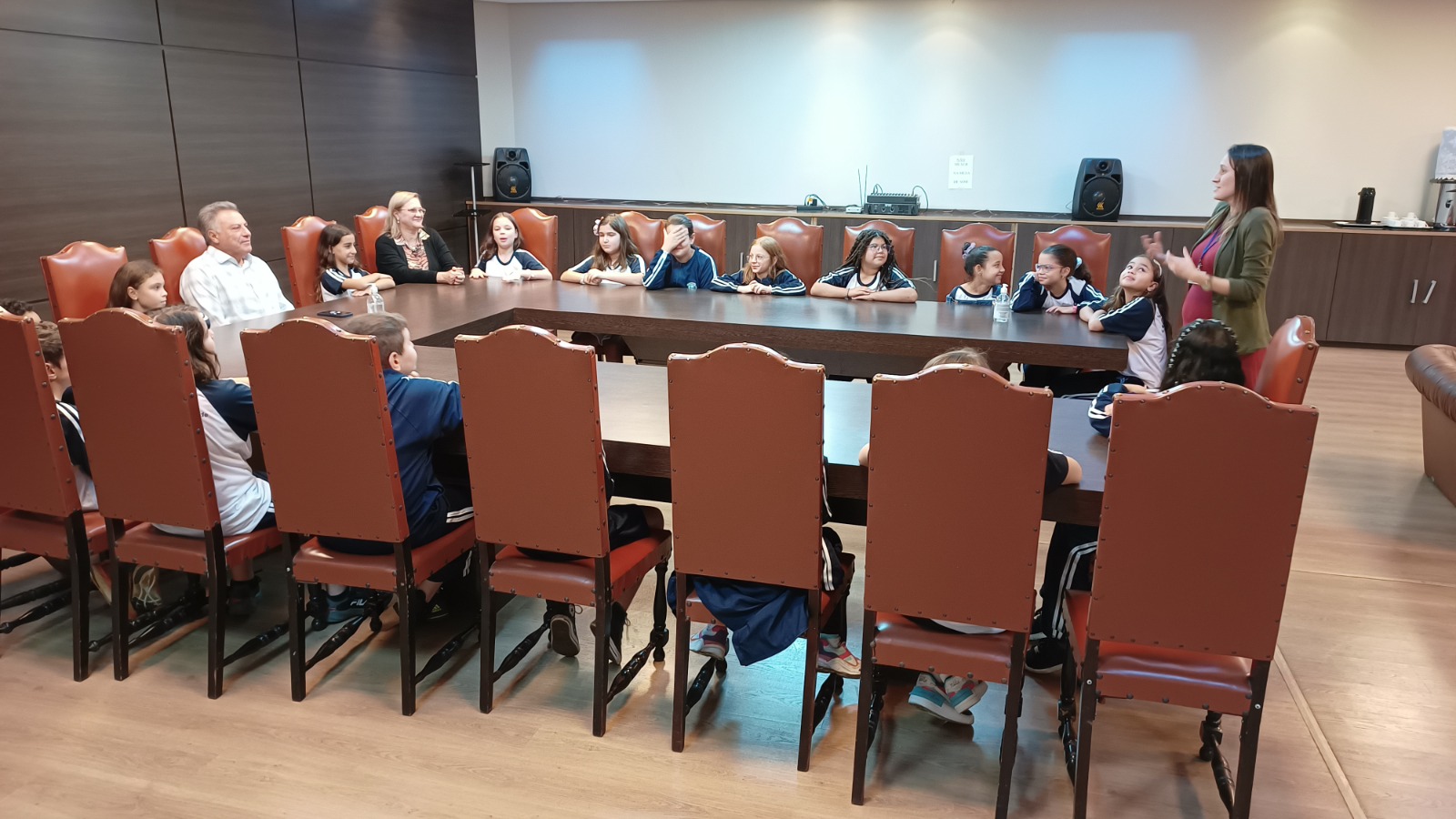 ALUNOS DA EMEF ALVARINA BIZARRO SOUZA VISITAM A PREFEITURA E A CÂMARA MUNICIPAL