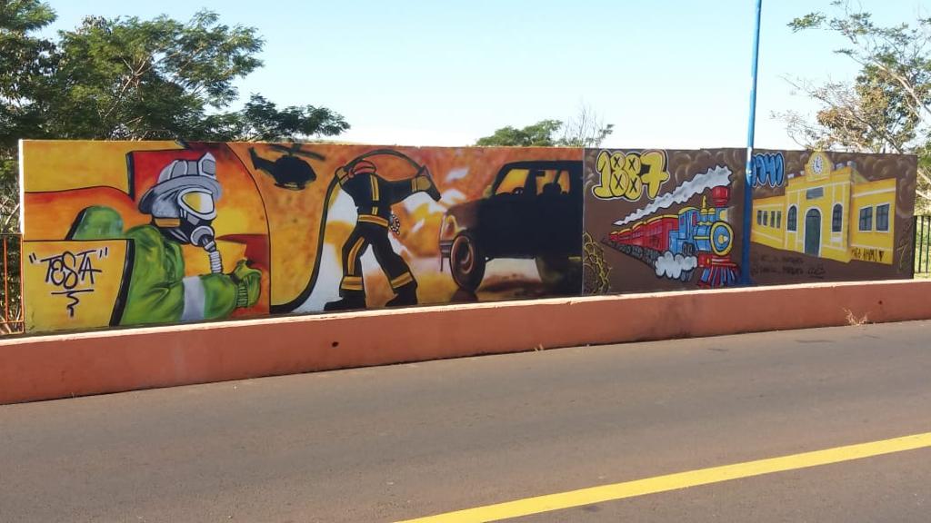 PONTILHÃO DO CORPO DE BOMBEIROS RECEBE GRAFITE