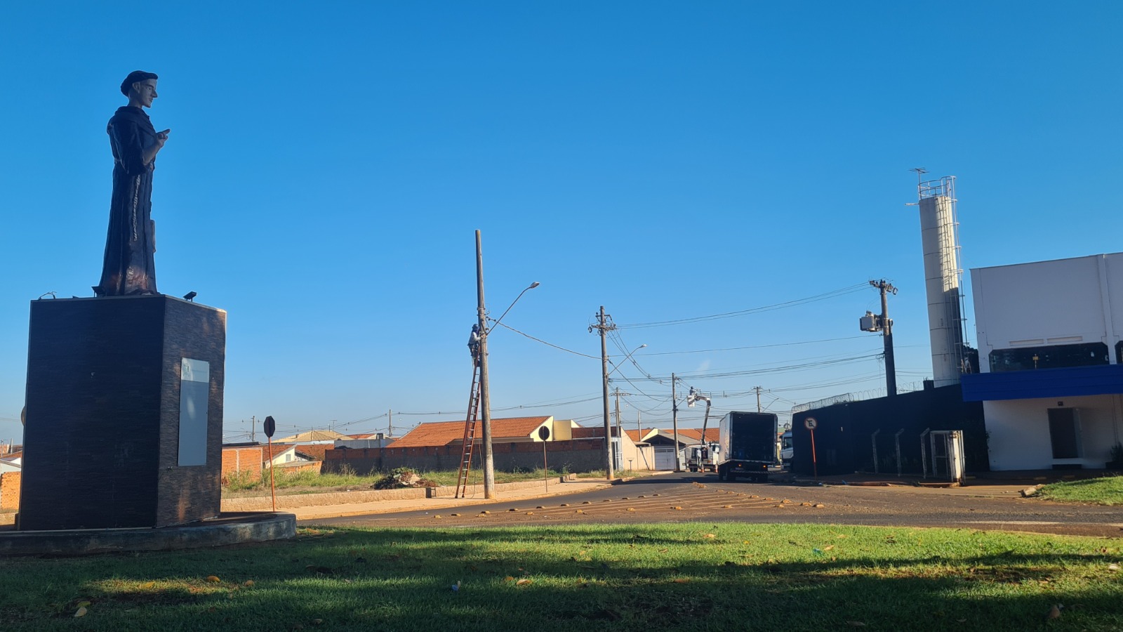 JAHU ILUMINADA: INICIADA A INSTALAÇÃO DA NOVA ILUMINAÇÃO DE LED DA CIDADE