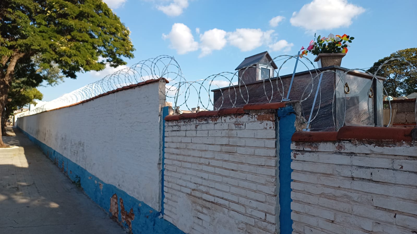 PREFEITURA INICIA INSTALAÇÃO DE CONCERTINA NO MURO DO CEMITÉRIO ANA ROSA DE PAULA