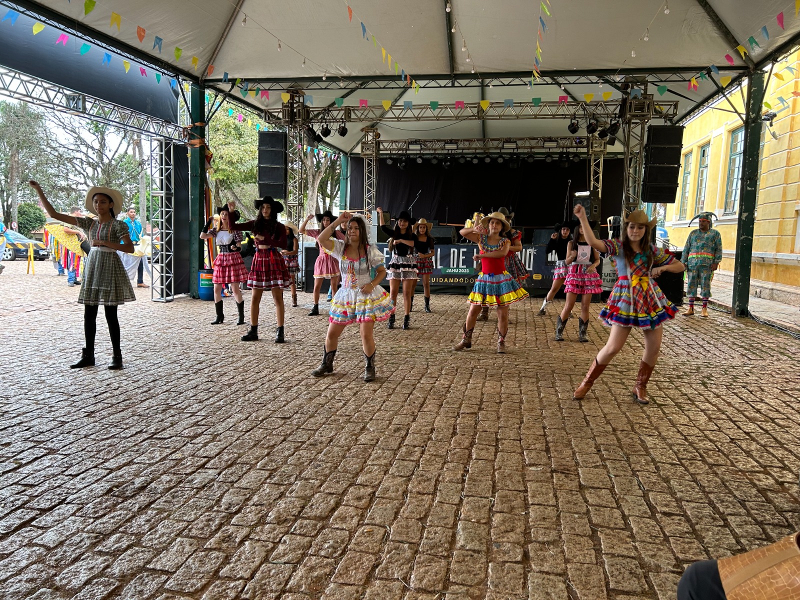 QUADRILHA E MÚSICA SERTANEJA DO CLÁSSICO AO POPULAR NA ESTAÇÃO DO SOM – 30º FESTIVAL DE INVERNO