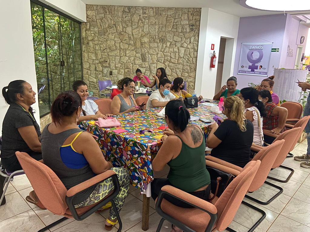 MULHERES MOSTRAM TALENTO EM OFICINAS DE ARTESANATO