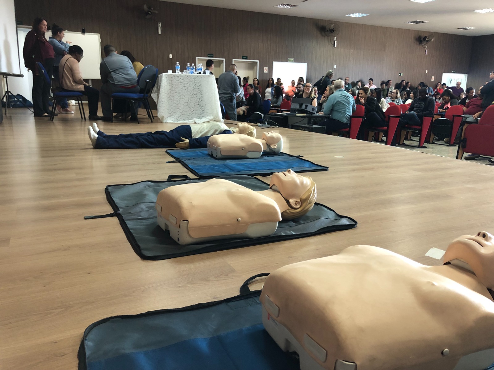 PROFISSIONAIS DA EDUCAÇÃO PARTICIPAM DE TREINAMENTO EM PRIMEIROS SOCORROS