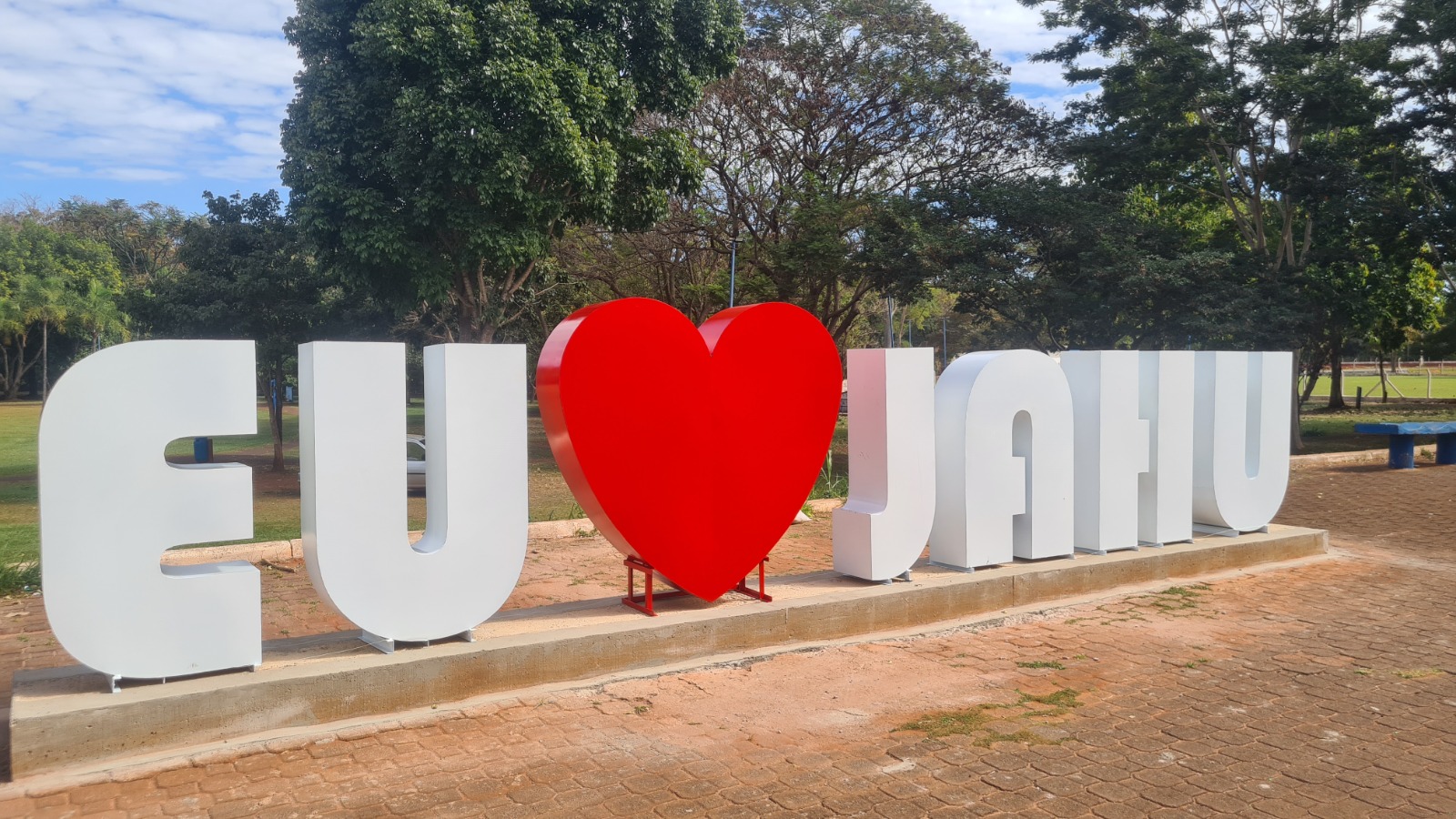 PREFEITURA INSTALA LETREIRO EU AMO JAHU