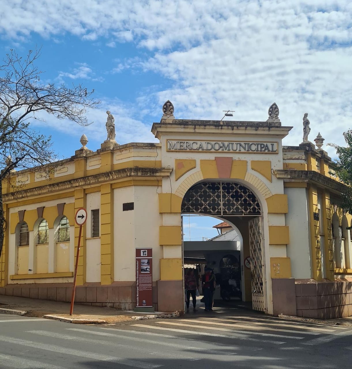 PAINÉIS APRESENTAM INFORMAÇÕES DE PONTOS TURÍSTICOS DA CIDADE