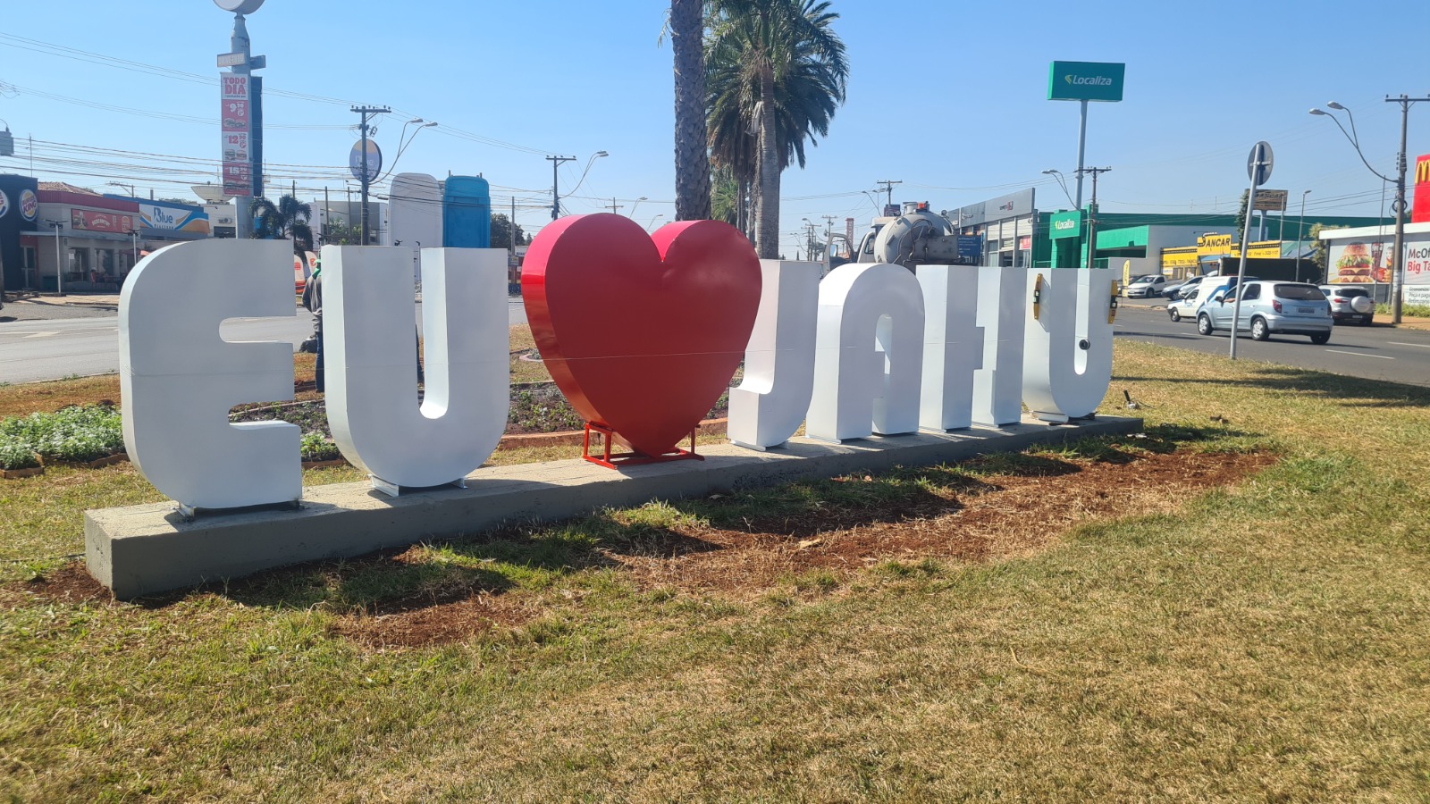 LETREIRO COM A FRASE EU AMO JAHU É INSTALADO NA AVENIDA ANA CLAUDINA