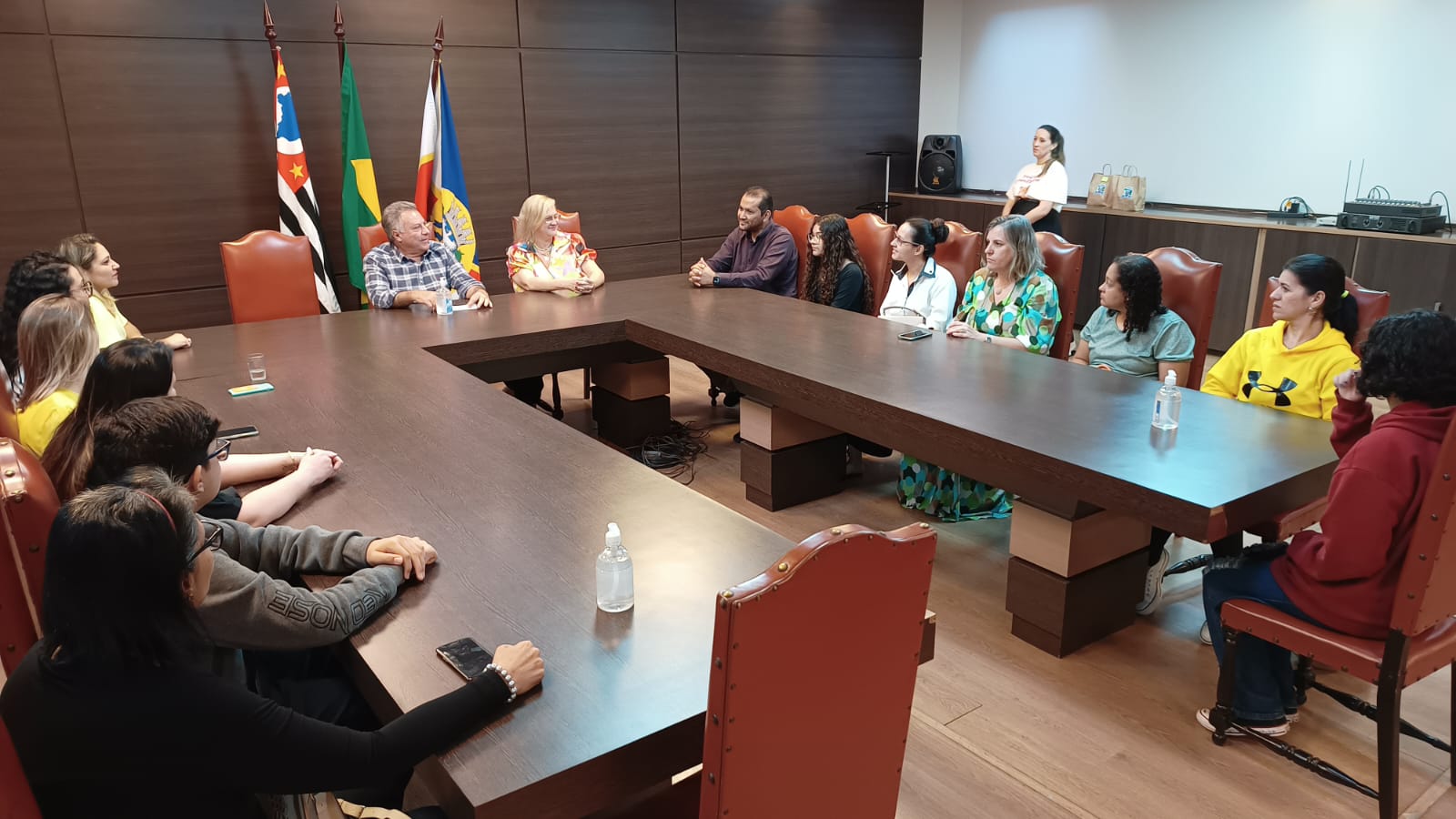 PREFEITURA RECEBE ALUNOS VENCEDORES DO CONCURSO DE DESENHO DO CARNÊ DE IPTU