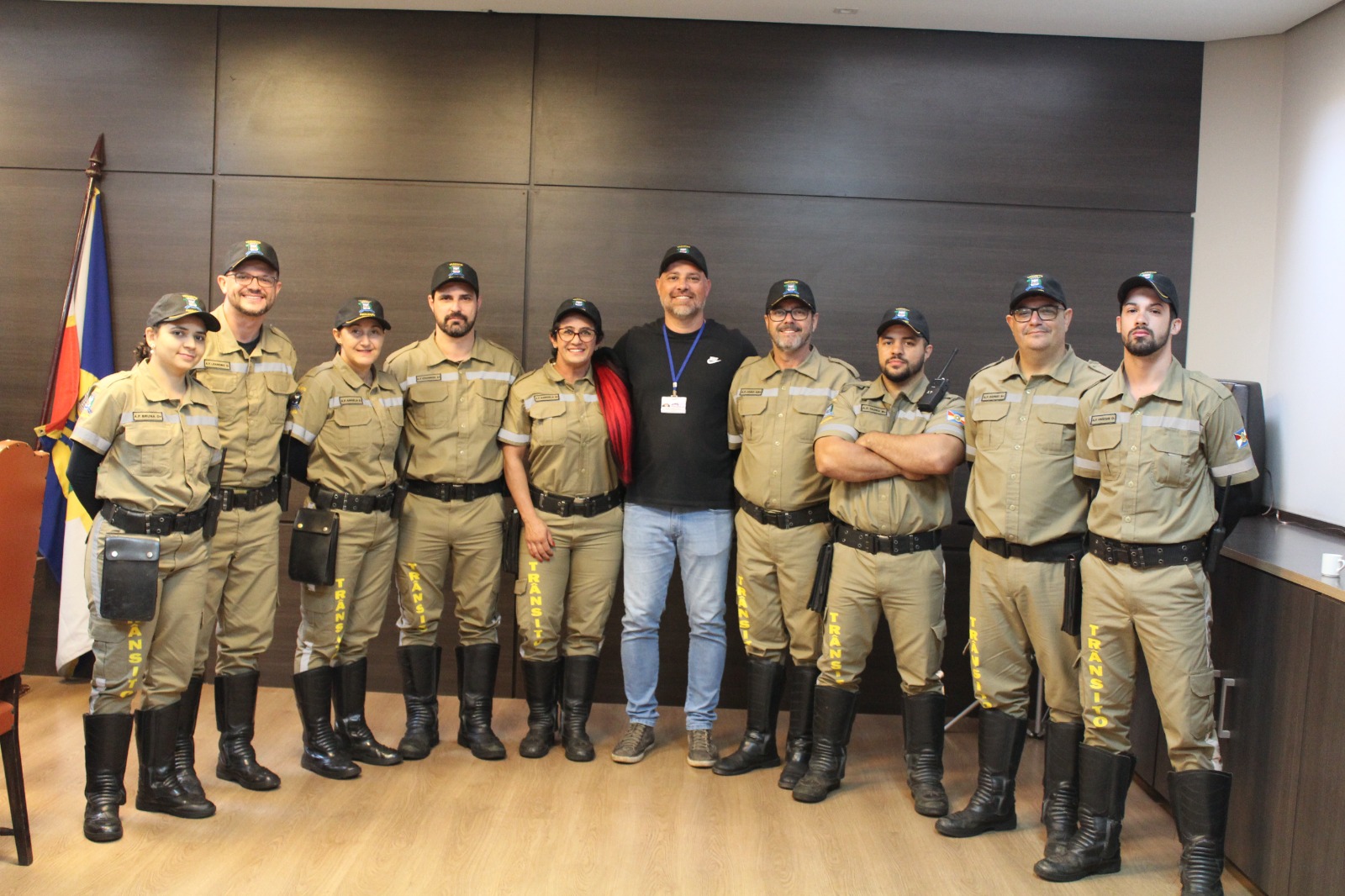 AGENTES DE TRÂNSITO RECEBEM NOVOS UNIFORMES