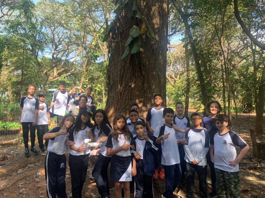 ESTUDANTES DA EMEF ALVARINA BIZARRO SOUZA VISITAM HORTO MUNICIPAL