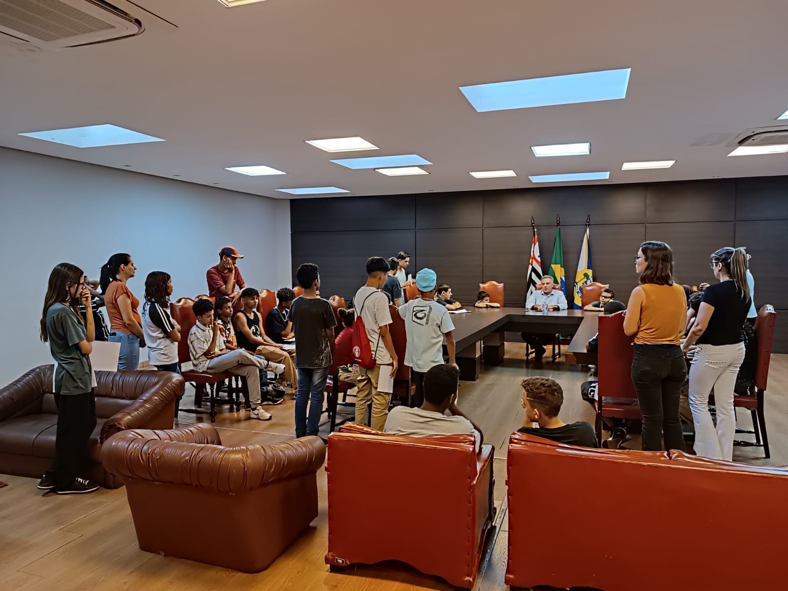 CRIANÇAS E ADOLESCENTES DO SERVIÇO DE CONVIVÊNCIA DA LEGIÃO MIRIM VISITAM A PREFEITURA