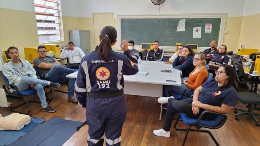 SERVIDORES RECEBEM TREINAMENTO DE COMBATE A INCÊNDIO