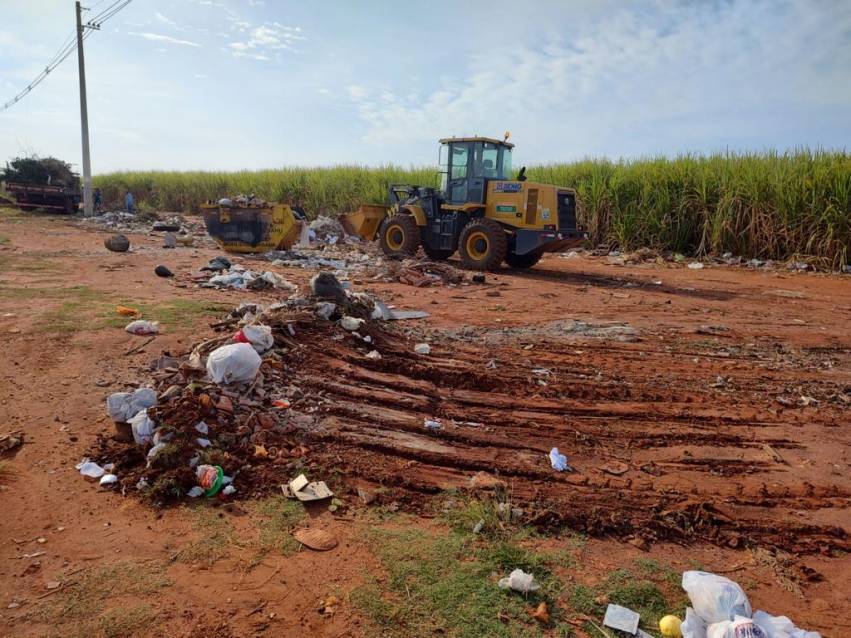 PREFEITURA REMOVE RESÍDUOS DESCARTADOS À MARGEM DA VICINAL JOSÉ MARIA VERDINI
