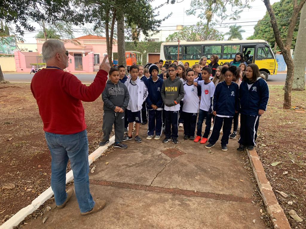 ESTUDANTES DA REDE MUNICIPAL VISITAM PONTOS TURÍSTICOS DA CIDADE