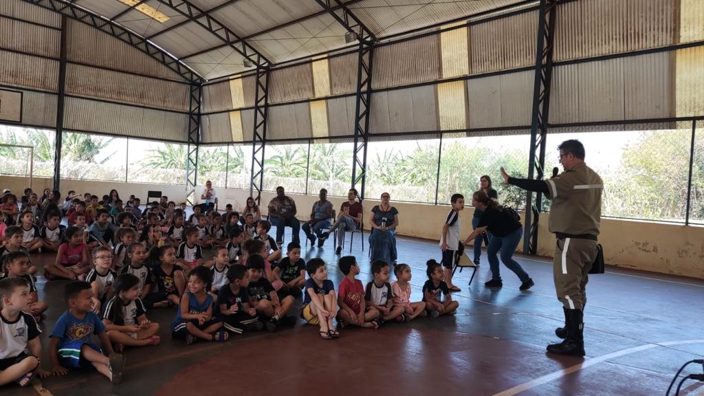 SEMANA NACIONAL DE TRÂNSITO - ESTUDANTES DA EMEF WALDOMIRO DE OLIVERIA PARTICIPAM DE PALESTRA