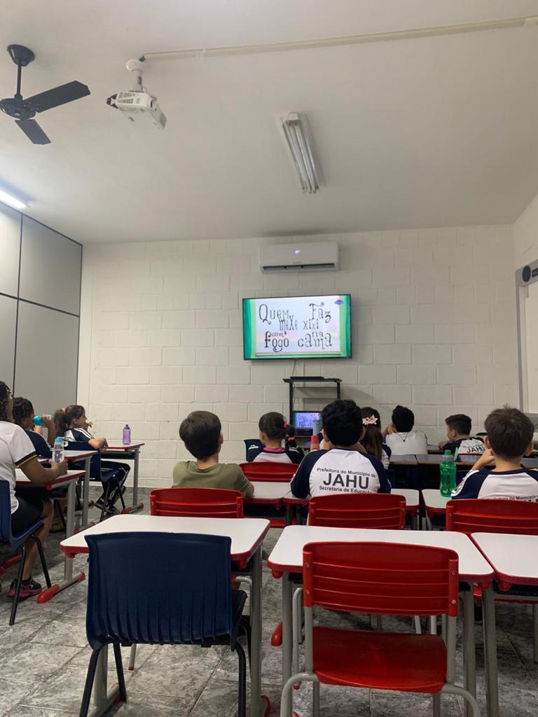 ESTUDANTES DA EMEF CAETANO PERLATTI CONHECEM AS CONSEQUÊNCIAS DAS QUEIMADAS