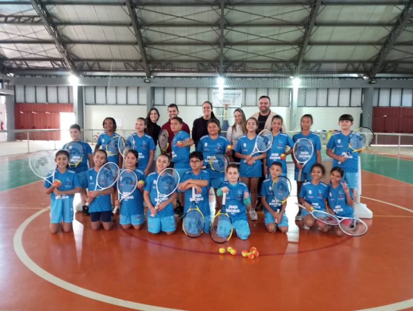 PROJETO OFERECE AULAS DE TÊNIS PARA ALUNOS DA REDE MUNICIPAL