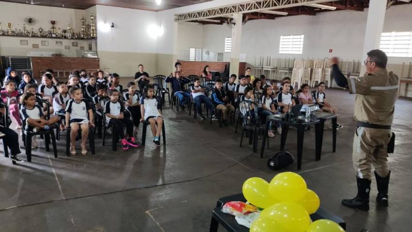 SEMANA NACIONAL DE TRÂNSITO - NO POUSO ALEGRE ESTUDANTES PARTICIPAM DE PALESTRA
