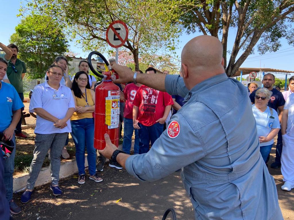 PROFISSIONAIS DA SAÚDE RECEBEM TREINAMENTO DE COMBATE A INCÊNDIO