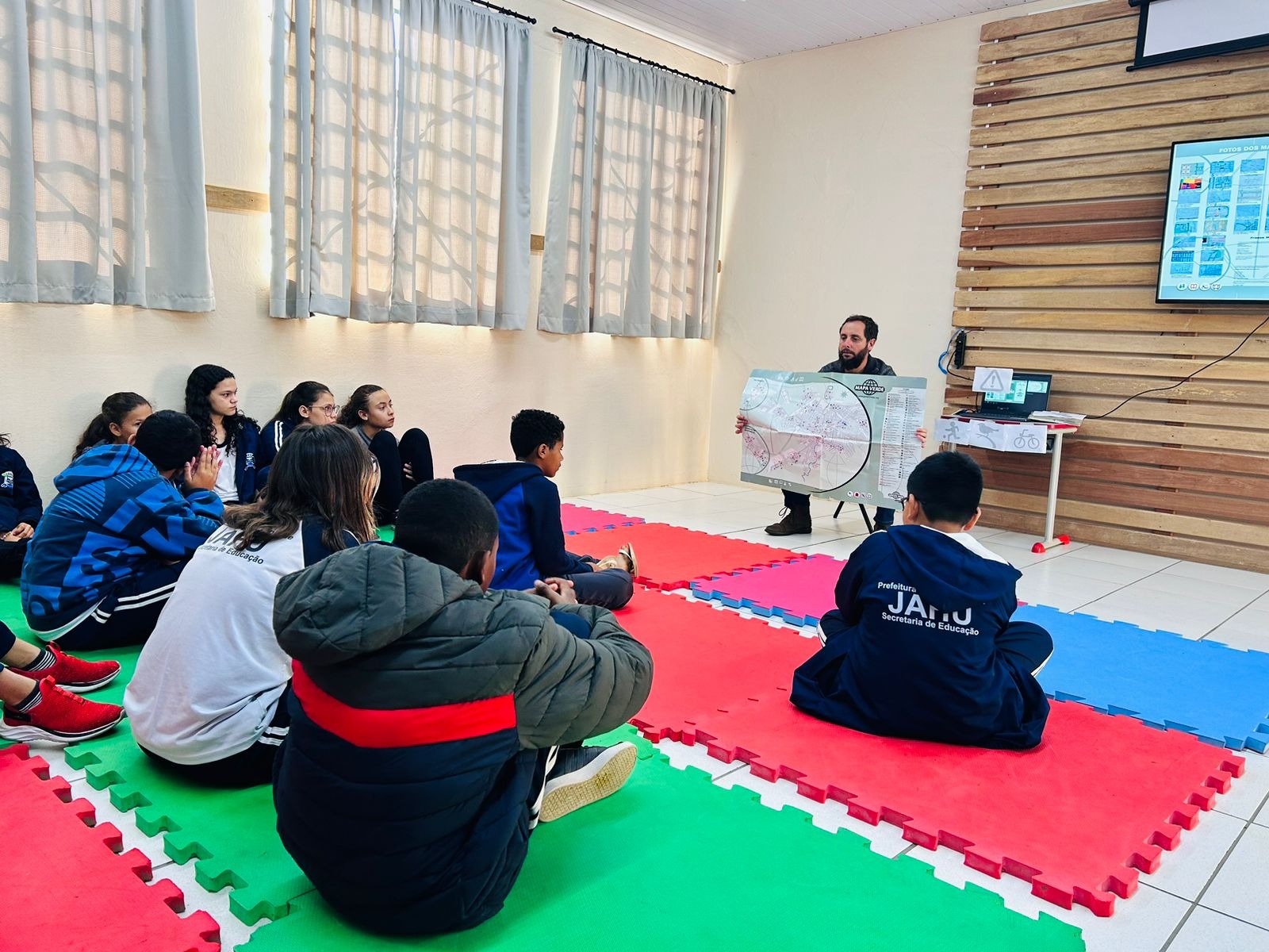 ESTUDANTES VÃO ÀS RUAS LEVANTAR QUESTÕES AMBIENTAIS PARA O MAPA VERDE