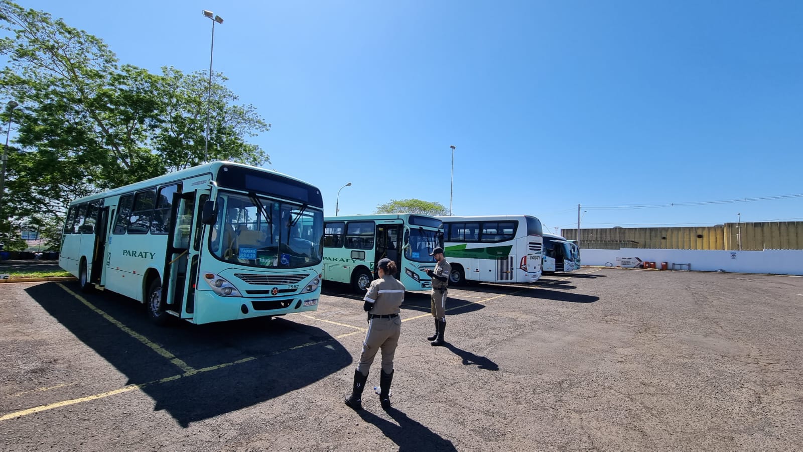 AGENTES DE TRÂNSITO FISCALIZAM ÔNIBUS DA CIDADE