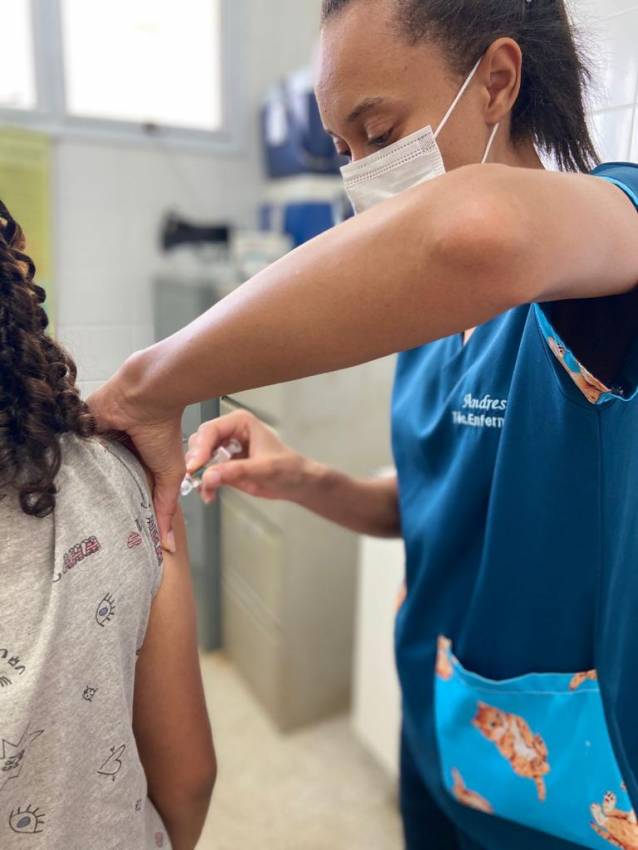 VACINAÇÃO - MAIS DE 800 CRIANÇAS E ADOLESCENTES VACINADOS EM UM ÚNICO DIA