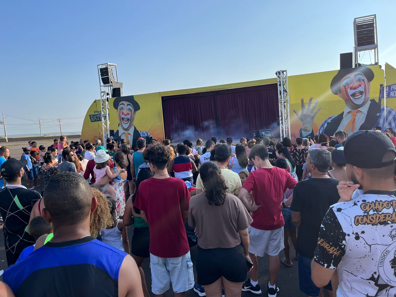 PALHAÇO TUBINHO FAZ ALEGRIA DA CRIANÇADA