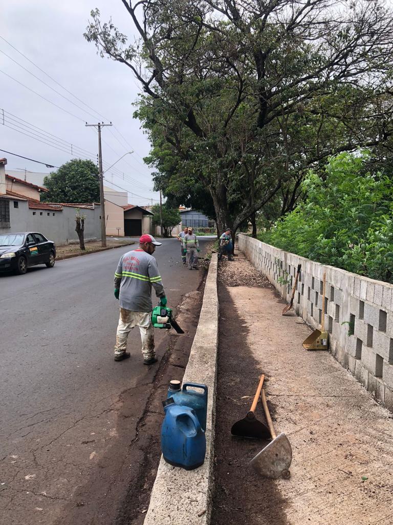 LIMPEZA DE SARJETA E MEIO-FIO