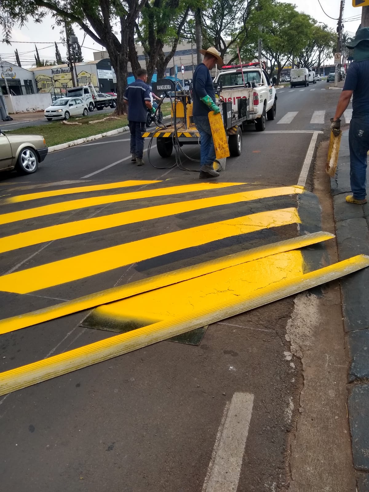 PREFEITURA REVITALIZA PINTURA DE SINALIZAÇÃO DE TRÂNSITO NO CENTRO DA CIDADE