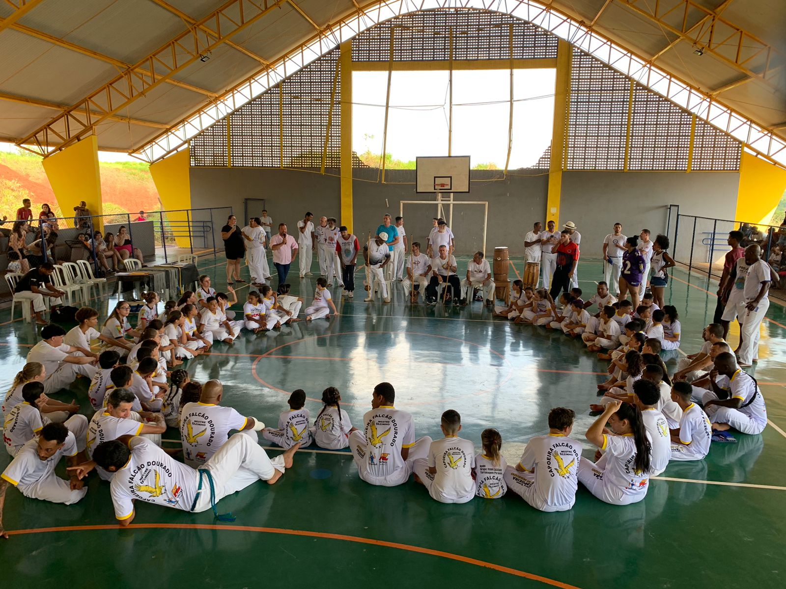 ESCOLINHA DE CAPOEIRA REALIZA TROCA DE CORDA DOS ALUNOS