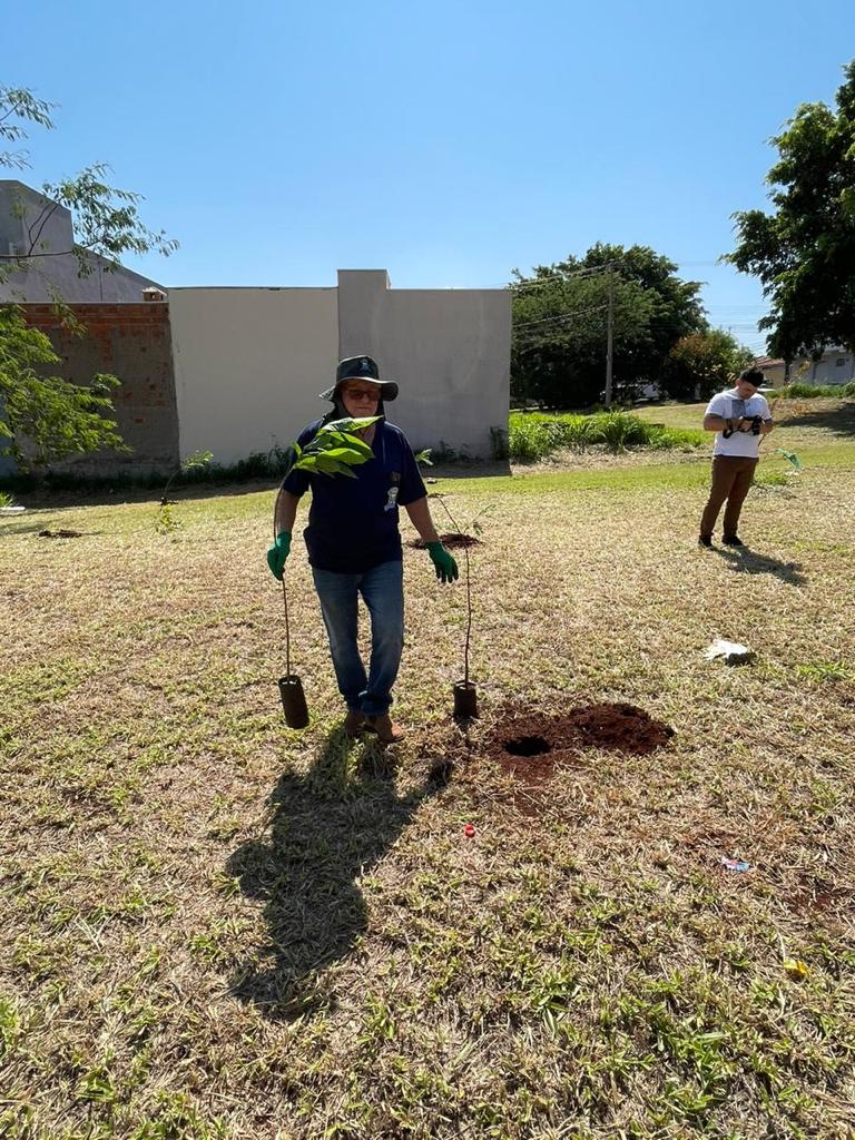 JARDIM ALVORADA GANHA 300 MUDAS DE ÁRVORES
