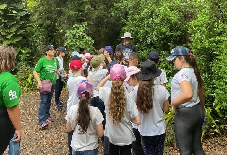 ESTUDANTES NO HORTO MUNICIPAL – CONHECIMENTO E PIQUENIQUE