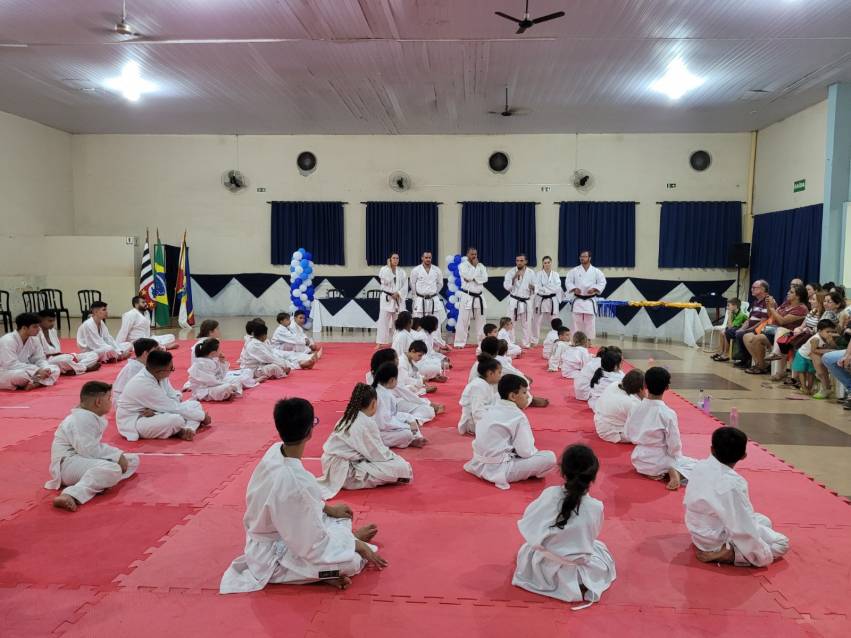 PREFEITURA REALIZA CERIMÔNIA DE TROCA DE FAIXA DOS ALUNOS DAS ESCOLINHAS DE KARATÊ