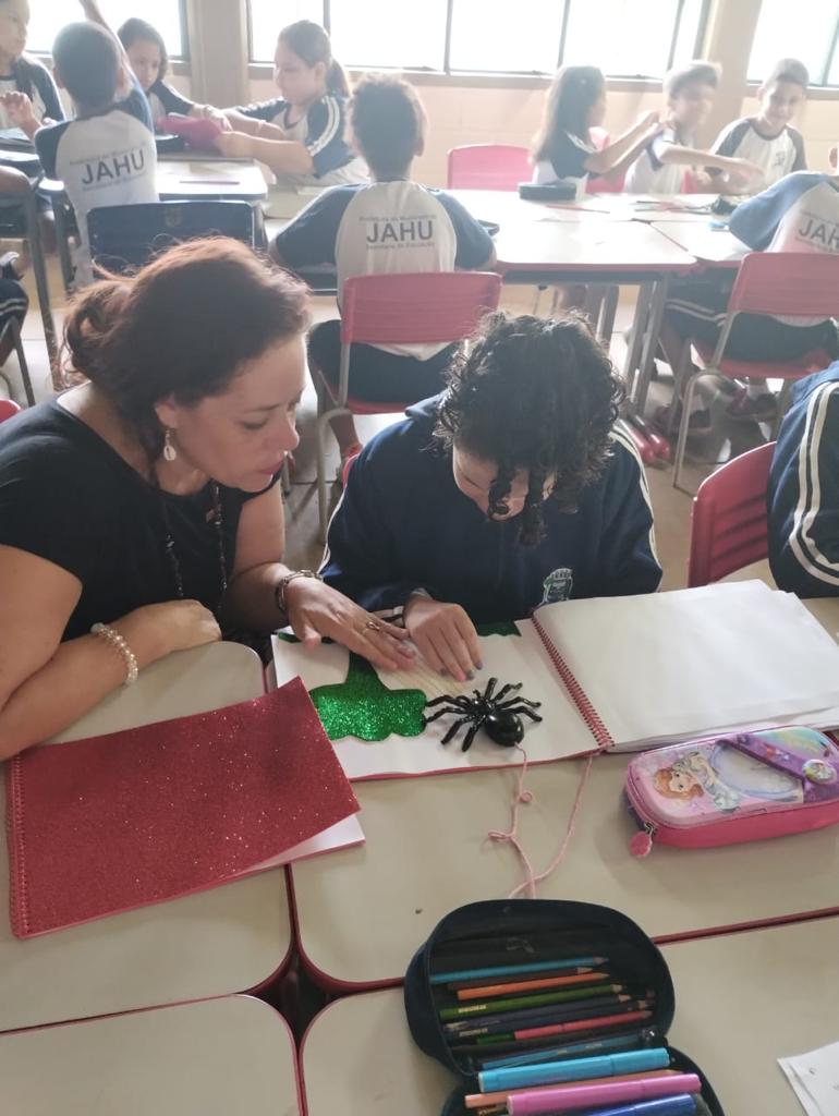 TURMA DA EMEF PROF. ENÉAS SAMPAIO SOUZA DESENVOLVE LIVRO PARA ALUNA COM DEFICIÊNCIA VISUAL