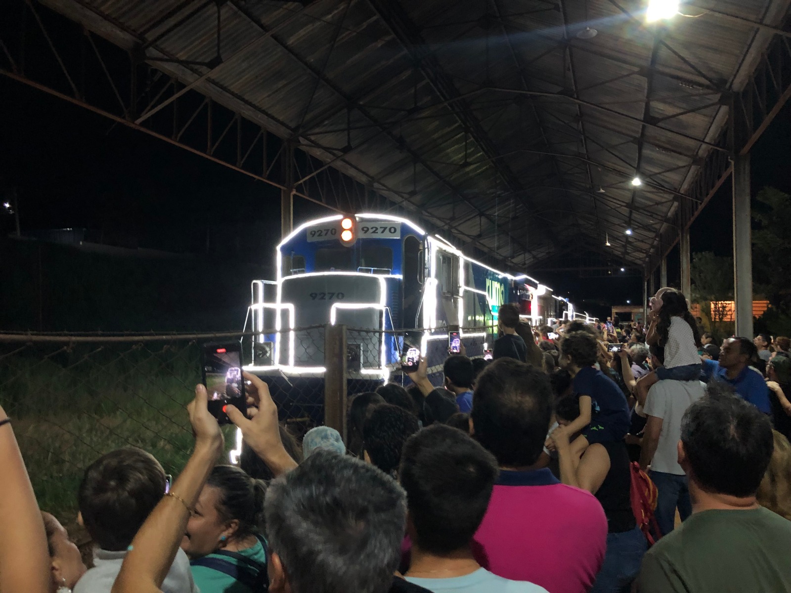 TREM ILUMINADO E CORAL DO CISC EM RITMO DE NATAL