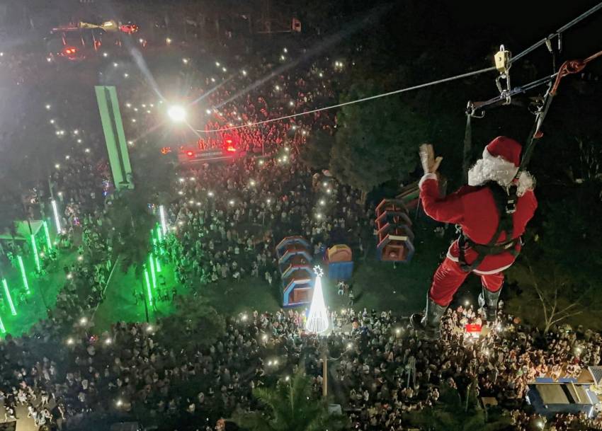 DESCIDA DO PAPAI NOEL ENCANTA MULTIDÃO DE PESSOAS